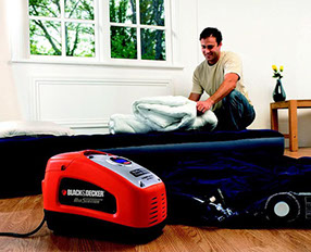 Luftmatratze mit dem Kompressor auffüllen